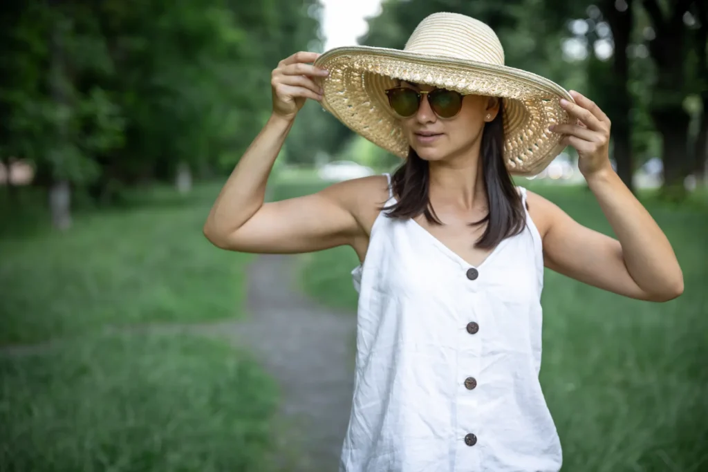 麦わら帽子をかぶる女性