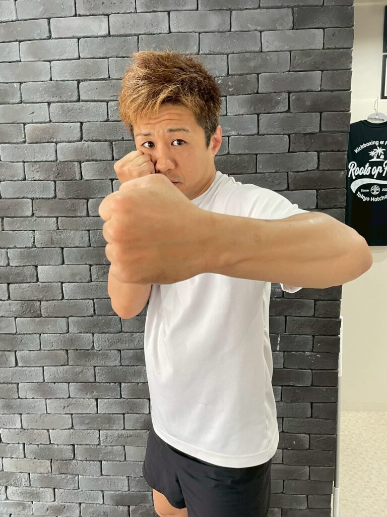 打つ